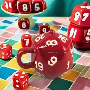 L Critical Hit D20 Tasse à café en céramique de couleur rouge avec numéro de conception 3D avec couvercle pour le petit-déjeuner, les boissons ou les cadeaux. - Product Image 5