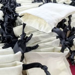 Sac anti-poussière en coton de couleur naturelle à prix avantageux, pochette d'emballage cadeau écologique pour bijoux avec ruban noir - Product Image 5