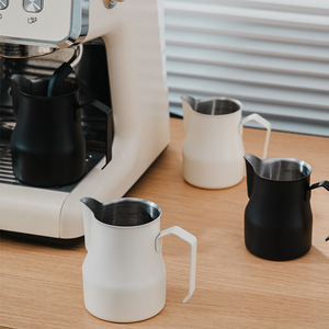 Pichet à latte art en acier inoxydable Kafei Shi 300g avec bec long pour la préparation du café - Product Image 4
