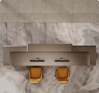 Bureau de réception moderne et minimaliste personnalisé avec accents en bois pour hall d'entreprise ou hôtel