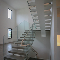 Escalier à poutre simple en bois avec double paroi vitrée pour villa duplex moderne