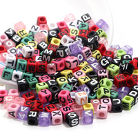 Perline acriliche quadrate color caramella con lettere dell'alfabeto, perline trasparenti solide con lettere per la creazione di braccialetti fai da te e gioielli con nome.