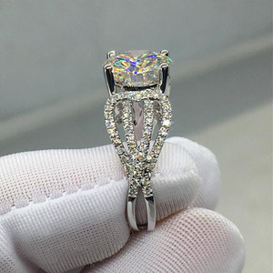 Anello Classico a Quattro Punte per Donne, Elegante Gioiello Scintillante alla Moda - Product Image 4