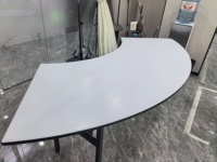 Tables de banquet modulaires en PVC demi-lune à assembler, dorées, pour événements de luxe