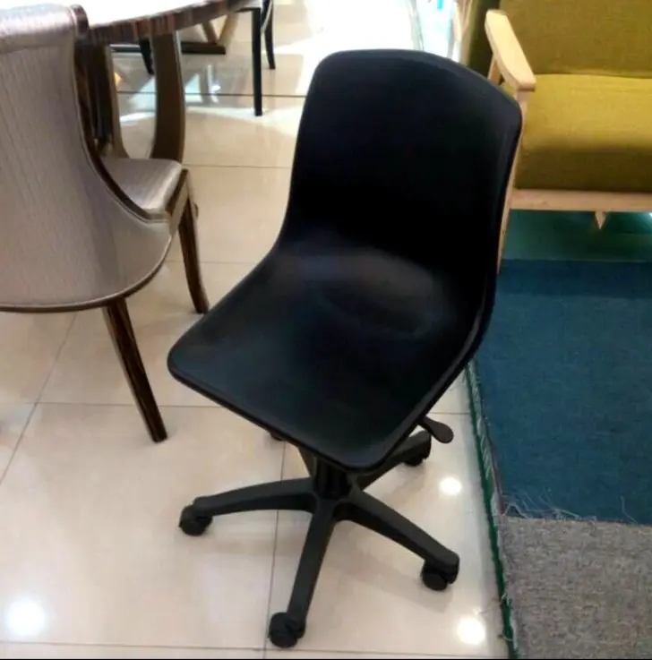 Chaise de bureau ergonomique en plastique pour adultes, confortable, nordique, bon marché, pour l'extérieur chaise de salle à manger