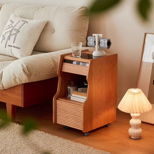 <span class=keywords><strong>Table</strong></span> <span class=keywords><strong>de</strong></span> chevet moderne en bois massif cannelé avec <span class=keywords><strong>roulettes</strong></span> et plateau en bois |   <span class=keywords><strong>Table</strong></span> <span class=keywords><strong>de</strong></span> chevet minimaliste <span class=keywords><strong>à</strong></span> <span class=keywords><strong>roulettes</strong></span> avec 2 tiroirs et station <span class=keywords><strong>de</strong></span> charge pour hôtel et maison - Product Image 1