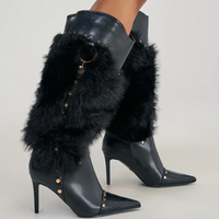 Bottines à talons aiguilles en fourrure, design personnalisé pour femmes, avec détails rivets.