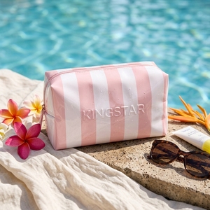 Sac <span class=keywords><strong>de</strong></span> maquillage rayé rose bébé en gros, <span class=keywords><strong>trousse</strong></span> <span class=keywords><strong>de</strong></span> <span class=keywords><strong>toilette</strong></span> étanche en PVC, sac cosmétique personnalisé avec logo en relief, sac cosmétique enduit <span class=keywords><strong>de</strong></span> PVC pour filles - Product Image 3