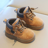 Bottines d'automne au design occidental pour garçons et filles, bottines en daim tendance pour enfants, bottines à semelle souple marron et gris, chaussures d'hiver pour enfants
