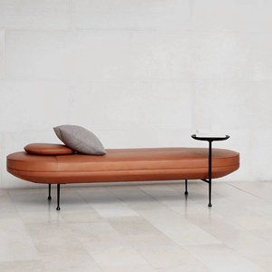 Sofá moderno de cuero genuino en forma de I para sala de estar tapizado con mesa auxiliar patas de metal material de madera <span class=keywords><strong>sin</strong></span> <span class=keywords><strong>respaldo</strong></span> - Product Image 1