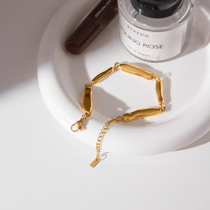 กำไลข้อมือสแตนเลสสีทองทรงเส้นตรงแบบไม่สมมาตรรูปทรงหยดน้ำ เครื่องประดับสำหรับผู้หญิง ของขวัญ ผลิตจากเมืองอี้หวู่ - Product Image 4