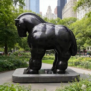 Personnalisez la célèbre sculpture en cuivre de <span class=keywords><strong>Fernando</strong></span> Botero, Femme obèse montant à cheval, utilisant la technique de coulée pour la décoration artistique extérieure de Noël - Product Image 6