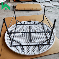 Ensemble de table et de chaises pliantes rondes en plastique blanc pour les banquets de mariage, la restauration hôtelière et les événements en plein air, avec structure en acier