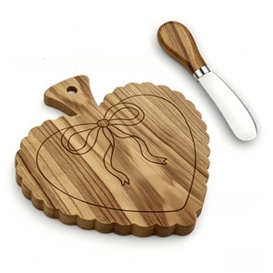 Juego de Tabla de Quesos de Madera de Acacia en Forma de Corazón con Diseño Tallado de Lazo y Espátula para Mantequilla para Servir con Estilo Gourmet - Product Image 5
