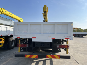 Camion lourd J6P 6x4 à 10 roues avec grue télescopique à flèche droite montée sur châssis et plateau de chargement rabattable - Product Image 3