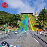 Parc d'attractions avec piste de ski sur herbe, glisse sur herbe en montagne, glisse sur herbe en pente, glisse sur herbe en montagne