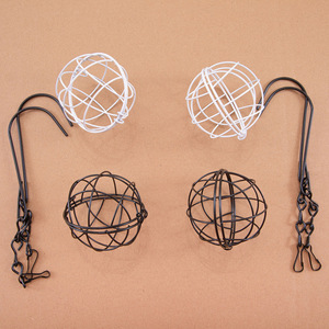 Ensemble <span class=keywords><strong>de</strong></span> mangeoires à oiseaux suspendues en métal, mangeoires à boules <span class=keywords><strong>de</strong></span> graisse résistantes aux intempéries pour oiseaux sauvages, idéales pour la décoration extérieure du jardin, <span class=keywords><strong>de</strong></span> la cour et du patio - Product Image 4