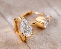 Bague en or 18 carats minimaliste, classique et élégante, avec diamant en forme de goutte de 1 carat certifié IGI, privilégiée par les artistes européens, les icônes et les influenceurs.