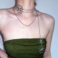 Collier pendentif fleur rétro en métal, style luxueux, longue chaîne florale pour clavicule, accessoire en alliage, chaîne de pull pour femme
