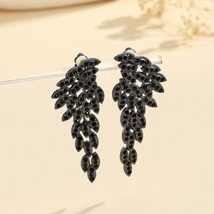 Boucles d'oreilles pendantes européennes et américaines à pampilles exagérées, longues, en alliage, ornées de pierres précieuses et de cristaux, à la mode - Product Image 1