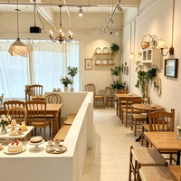 Vitrine de présentation de pâtisserie pour café, design intérieur moderne et luxueux, sur mesure, en verre trempé LED.