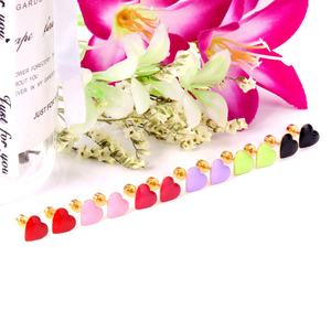 Boucles d'oreilles en forme de cœur émaillé plaqué or 18 carats pour enfants, hypoallergéniques, en acier inoxydable, à visser, vente en gros - Product Image 2