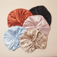 Topi tidur berbahan 100% sutra ini anti kusut, lembut, nyaman, dan ramah di rambut serta kulit Anda.
