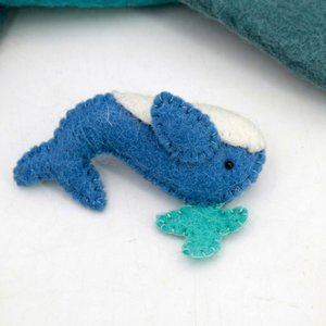 Broche de Fieltro de Lana Hecho a Mano con Forma de Ballena Azul y Blanca para Decoración Infantil - Product Image 3