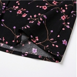 Blusa Casual Estampada con Flores Negras para Mujer, Blusa de Moda de Manga Corta, Proveedor Mayorista para Boutiques y Minoristas - Product Image 5