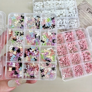 Lot de 12 mini décorations d'ongles papillon, tailles variées, nœuds papillon noirs, blancs et roses - Product Image 1