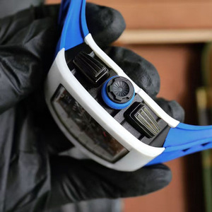 Montre-bracelet multifonctionnelle pour homme, luxueuse, élégante, polyvalente, chronographe à réserve de marche, tachymètre, date, résistante à l'eau. - Product Image 4