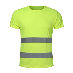 T-shirt Polo de sécurité réfléchissant jaune fluorescent personnalisable en gros, directement de l'usine, avec bandes pour le stationnement, en coton - Product Image 1