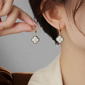 Boucles d'oreilles clous géométriques en zircon de luxe léger haut de gamme, plaqué or, nouvelle tendance, niche, double face, amincissantes, vente en gros - Product Image 1