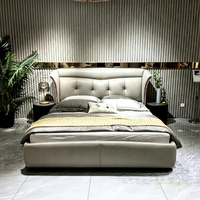 Suite de meubles de chambre à coucher élégante et minimaliste avec sommier en tissu doux au toucher et tables de chevet assorties