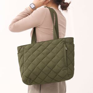 Sac fourre-tout portable en nylon pour femme avec fermeture éclair, deux sangles, motif géométrique, sac à main décontracté doux et moelleux pour usage quotidien, sport et gym - Product Image 4