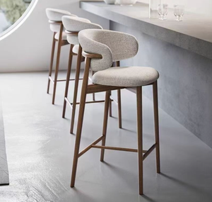 Stijlvolle, milieuvriendelijke, lichtgewicht barkruk van massief hout met gestoffeerde zitting en armleuningen, stevig ontwerp voor thuis, keuken, bar, café en restaurant. - Product Image 4