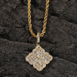 Collier pendentif Richpower Hip Hop entièrement serti de zircons, croix plaquée or 18 carats en laiton, avec zircons givrés effet éclat de diamant - Product Image 3
