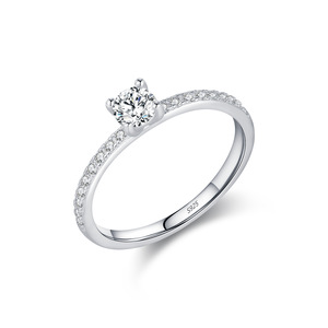 Anillo de Compromiso Clásico de Plata S925 con Diamante de Corte Brillante Redondo, Engaste de Garras y Banda Pavé, Joyería Fina para Mujer - Product Image 1