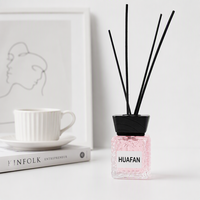 Bouteille diffuseur en verre carrée texturée effet marteau 50ml 90ml 200ml avec bouchon personnalisé et bâtonnets diffuseurs pour aromathérapie – Approvisionnement direct usine