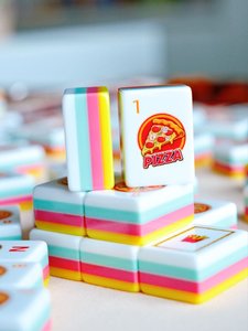 Juego de Mahjong <span class=keywords><strong>Americano</strong></span> de 160 Fichas con Tapete, Soporte y Caja, 4 Niveles, Acrílico Antideslizante, Fichas Personalizables, para Fiestas Brunch y Cenas Gourmet - Product Image 1