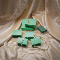 Boîtes à bijoux personnalisées AOPA en gros |   Boîtes de luxe avec couvercle et base rembourrées de coton pour l'image de marque des boutiques