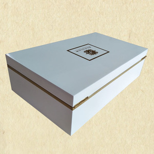 Caja de regalo de madera con forro de satén para joyería y perfume, 28x16.7x8cm, estampado en caliente con ribete dorado - Product Image 3