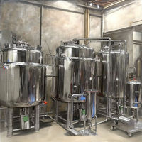 Installation d'équipements de brasserie commerciale avec plusieurs réservoirs en acier inoxydable et réseau de tuyauterie intégré