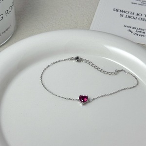 Bracelet en argent sterling S925 plaqué or 18 carats, orné d'un grenat rouge – un luxe discret et élégant, un charme raffiné. - Product Image 4