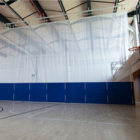 Système de cloison suspendue au plafond personnalisé avec rideau en maille et en vinyle pour gymnases polyvalents et centres sportifs intérieurs