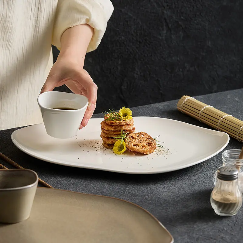Piring keramik Oval piring saji tidak beraturan untuk alat makan restoran kelas atas Hotel