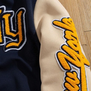 Chaqueta Varsity de Béisbol para Hombre de Alta Calidad con Diseño Personalizado 3D, Gráficos de Chenille y Bordado de Toalla con Letras - Product Image 4