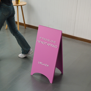 Tableros de exhibición rosas de doble cara de piso a techo en la entrada de la tienda, diseño creativo de alta gama - Product Image 4