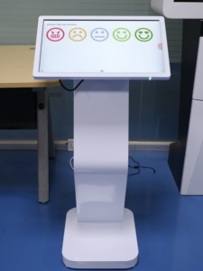 21.5 인치 바닥 스탠딩 아랍어 고객 피드백 시스템 스마일 서비스 등급 고객 만족도 조사 장비 - Product Image 4