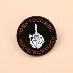 กะโหลกพังก์ให้นิ้วกลางด้วยตัวอักษรเปิดใจของคุณก่อนที่ปากของคุณเข็มกลัดโลหะเคลือบตลก - Product Image 1